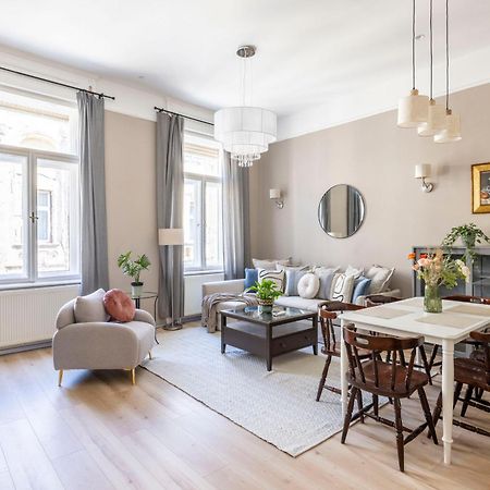 Charming Central Dream Home & Retreat By Prestige Homes Будапеща Екстериор снимка